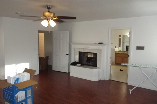 Building Photo - Swimming pool and spa