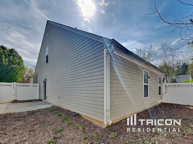 Building Photo - 305 Edge Hill Ct