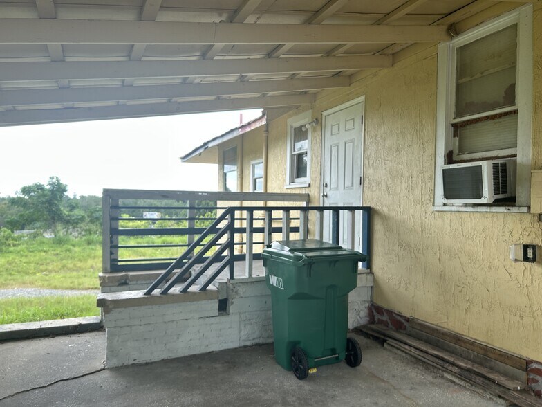 Entrance Unit A - 613 N Dixie Ave