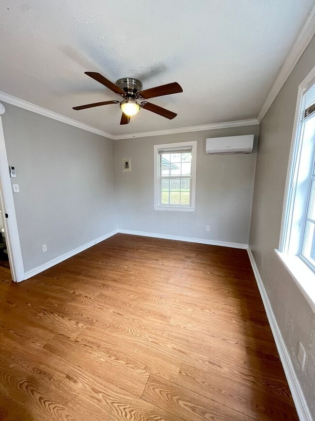 Building Photo - 2 Bed 1 Bath