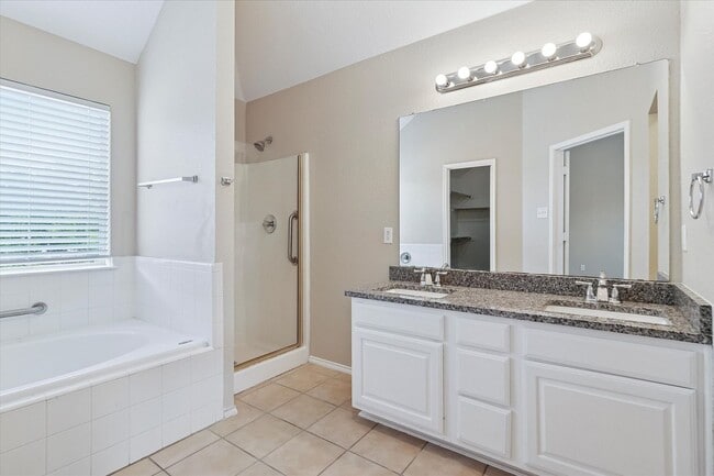 Building Photo - Spacious 3 Bedroom, 2 Bath on a Corner Lot