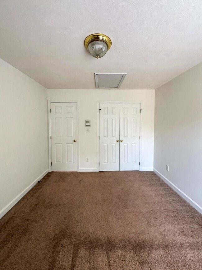 Building Photo - Charming 3 Bed 2.5 Bath Home in Gated Community