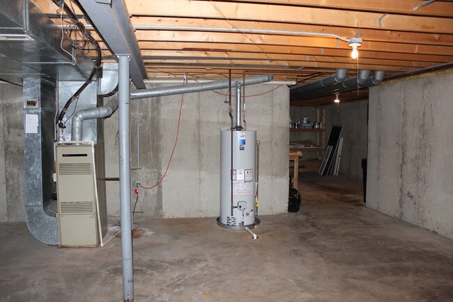 Building Photo - 10 Crestview Dr