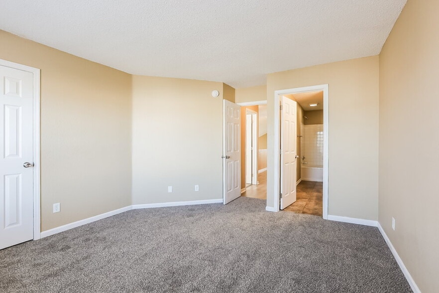 Building Photo - 5959 Redcliff S Ln