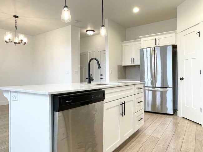 Building Photo - Gorgeous Townhome at Mountain Ridge!