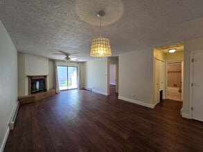 Building Photo - Centrally Located Quiet 2nd Story Condo unfurnished