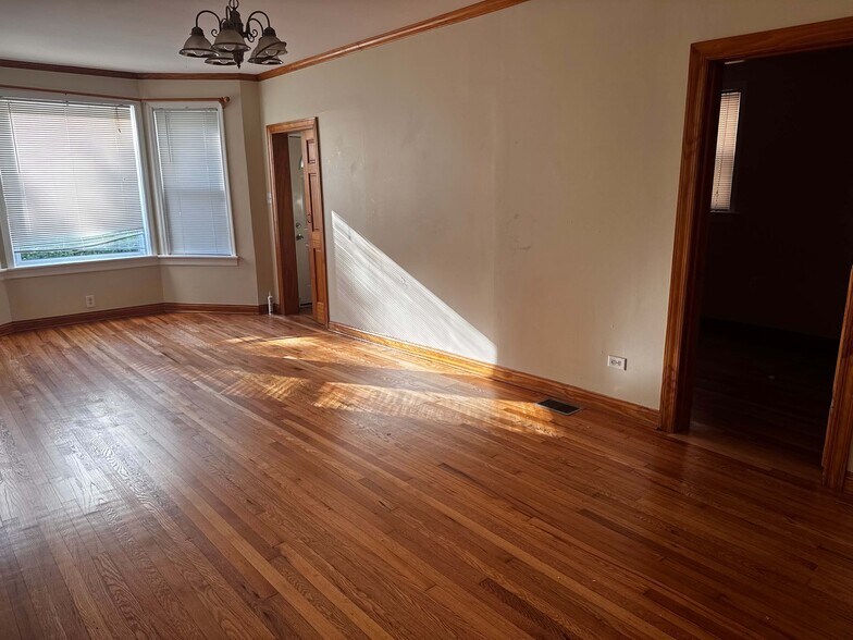 Building Photo - 3441 N Ridgeway Ave