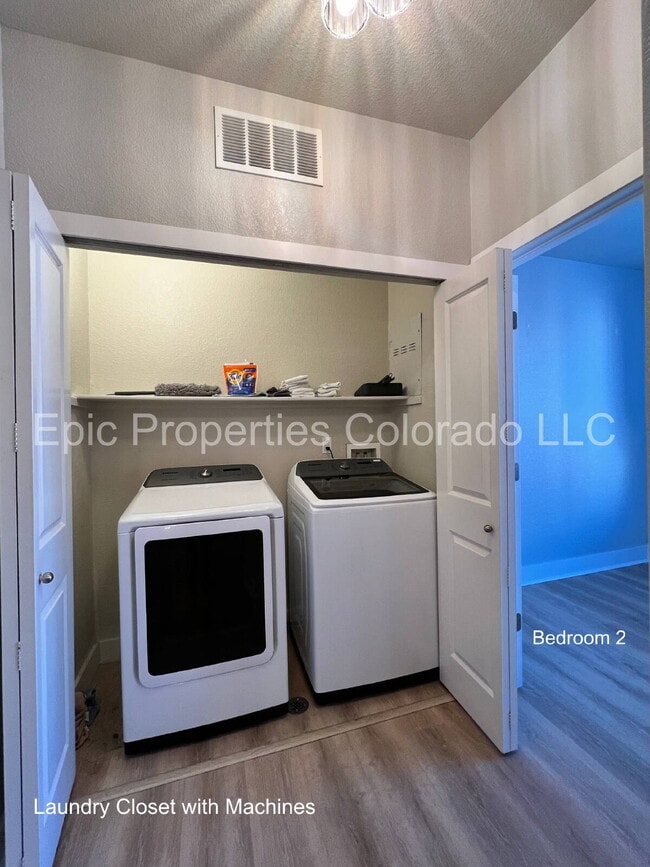 Building Photo - GORGEOUS Bright & Spacious 2 bedroom / 2 bath Modern Condo!