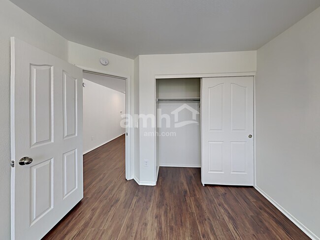 Building Photo - 562 W Paseo Celestial