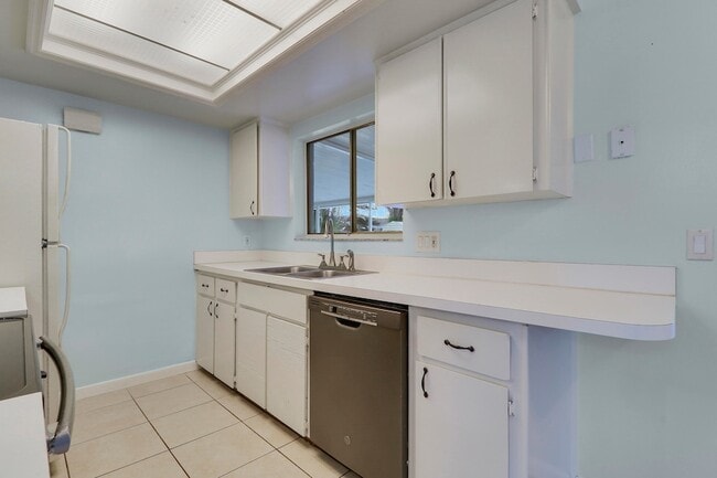 Building Photo - 2145 5th St