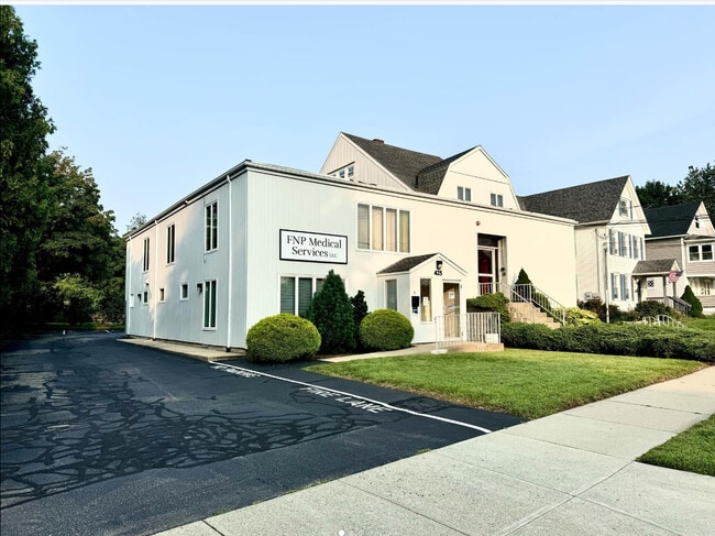 Primary Photo - 425 Montauk Ave