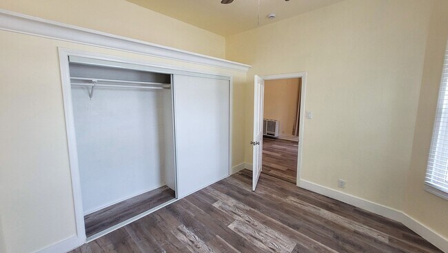 Building Photo - g7705