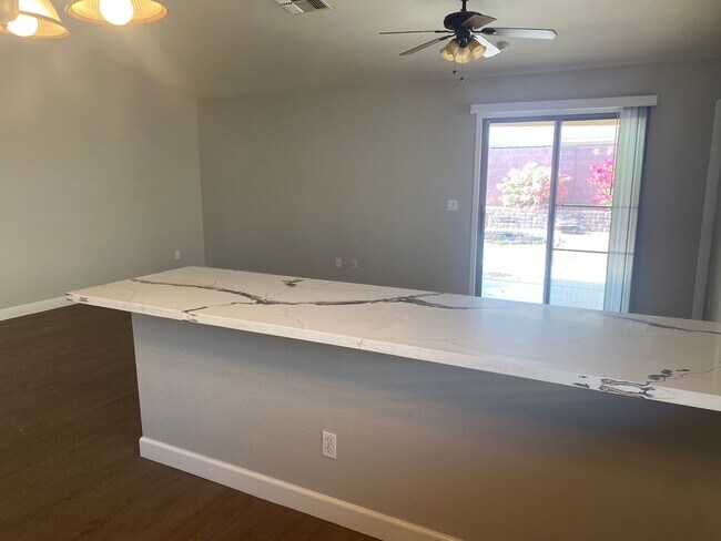 Building Photo - 3 bed 2 bath