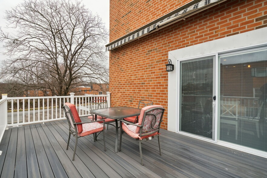 Patio - 100 Rennard Ter