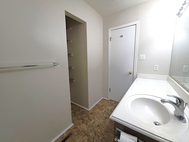 Building Photo - Welcome to this charming 3 bedroom, 2 bath...