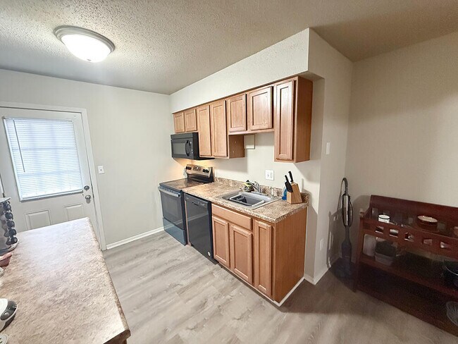 Building Photo - 212 Wheaton Ct