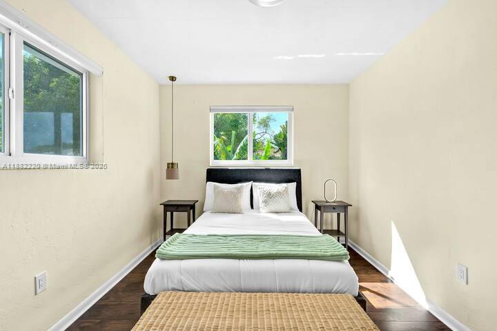 Building Photo - 1001 NE 110th St