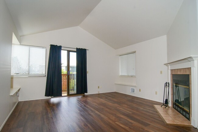 Building Photo - Prime Ballard Location 3 BR/2BA Home - Ava...