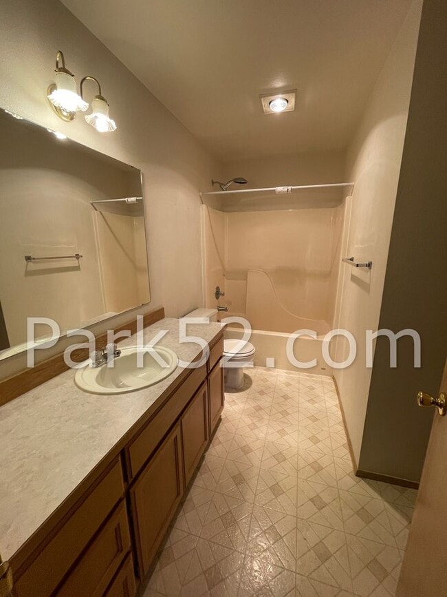 Building Photo - 2 Bedroom University Place Townhome