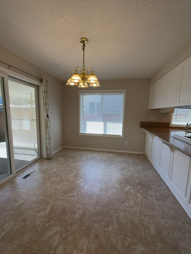 Building Photo - Three Bedroom, Two Bath in the Vineyards N...