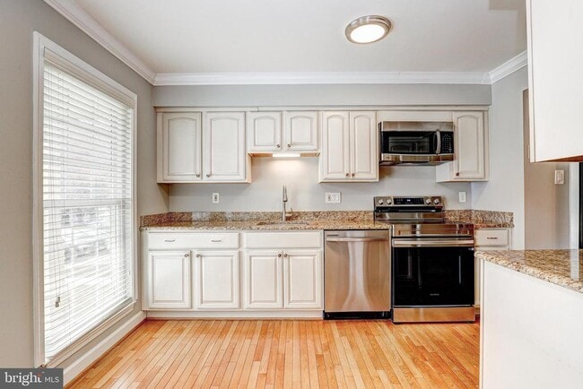 Building Photo - 41 Battersea Bridge Ct