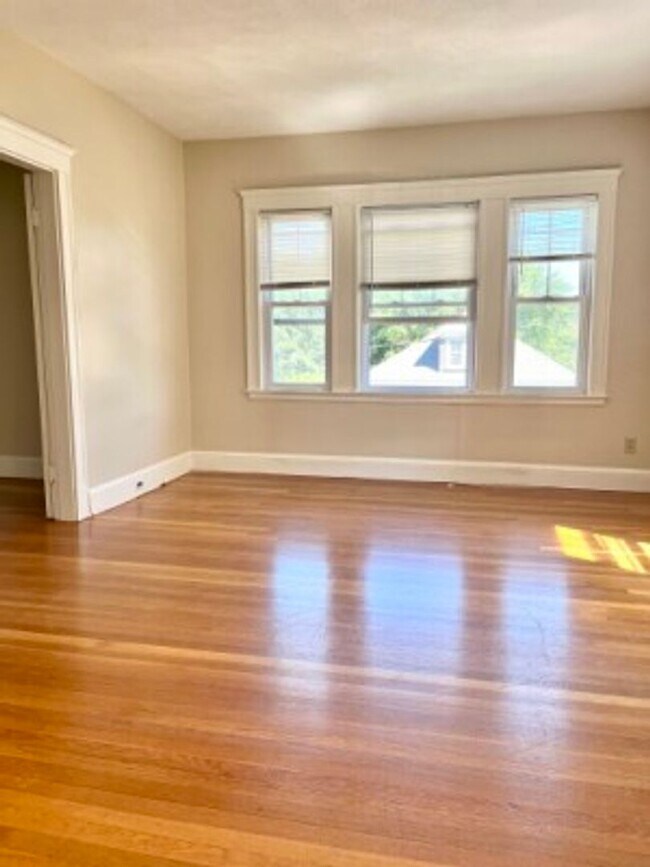 Building Photo - AVAILABLE SEPTEMBER 1ST - Beautiful, Spacious and Renovated Brighton/Oak Square 3 Bed Duplex.  NO...