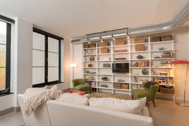 Building Photo - Logan Circle Condo | 1 Bed | 1 Bath | 780 SF | 1 Garage Parking Space