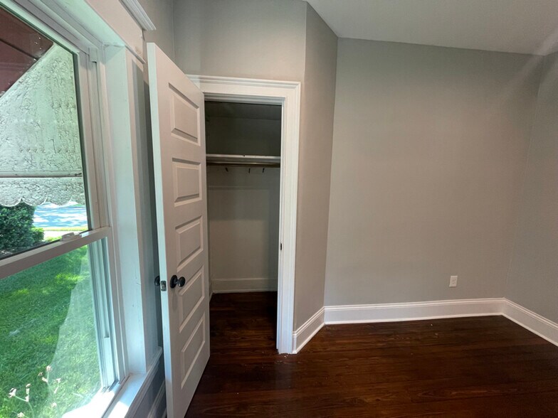 Building Photo - 324 E Center St