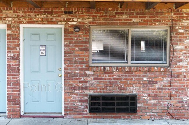 Building Photo - 808 N West St