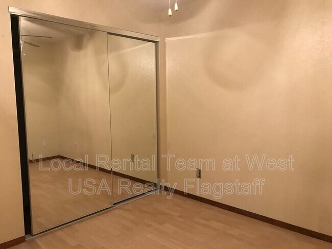 Building Photo - 5701 N Villa Cir