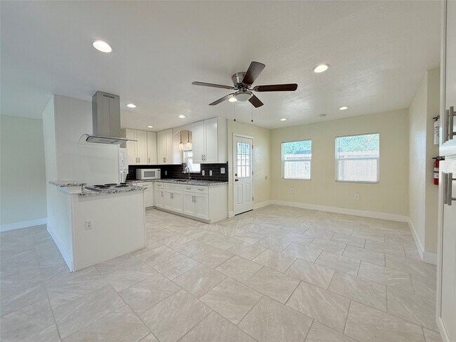 Building Photo - 207 Tidwell Rd