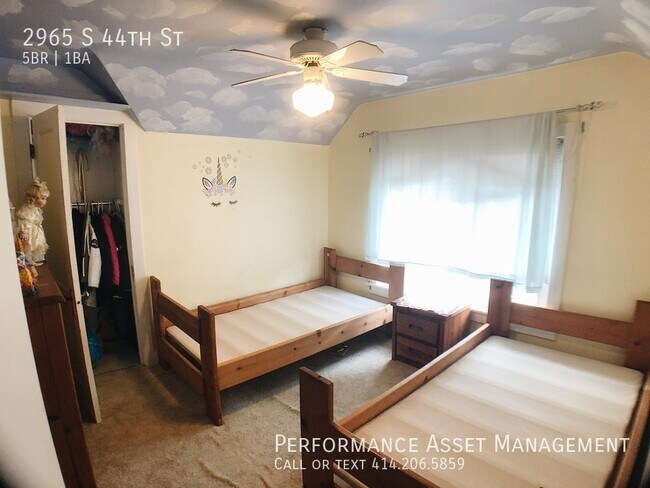 Building Photo - Stunning 5BD Unit with a Beautiful Backyard!