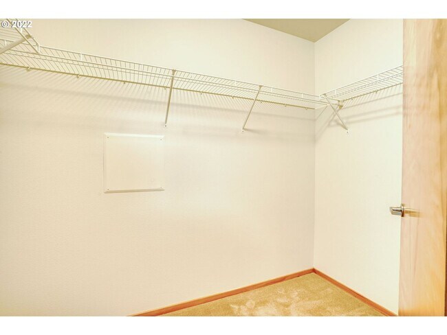 Building Photo - Lovely Corner unit in the Pearl District