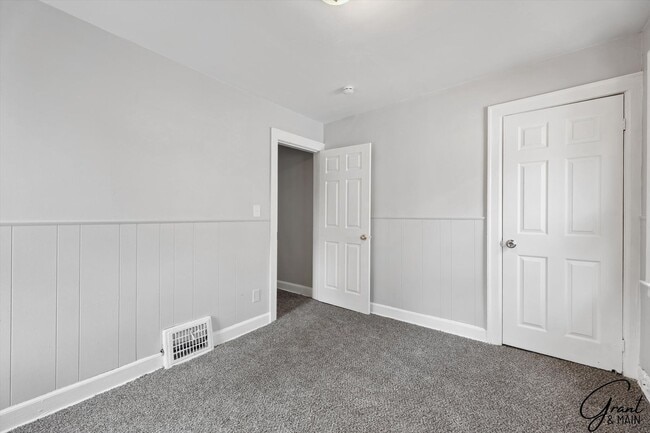 Building Photo - $1250 3 bedrooms