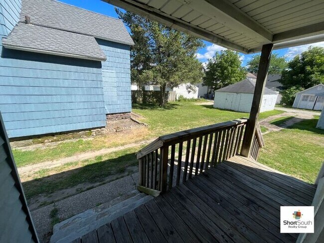 Building Photo - 6 bed 2 bath Single Family Home