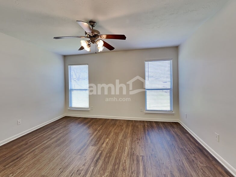 Building Photo - 2207 Shady Pine Dr