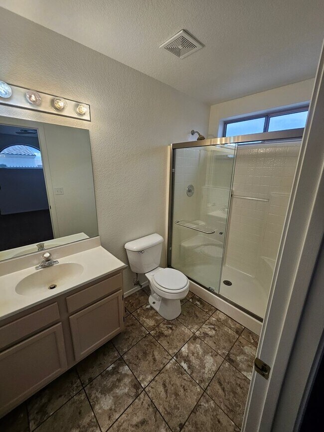 Building Photo - 3 Bedroom House w/ 3 Car Garage in Fort Mo...
