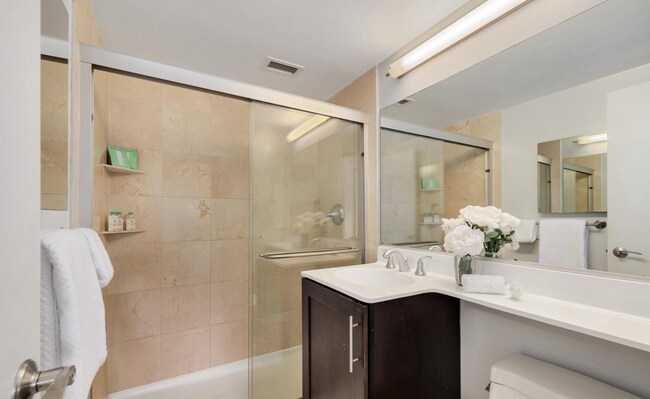 Building Photo - Beautiful Three-Bedroom Apartment In Tacom...