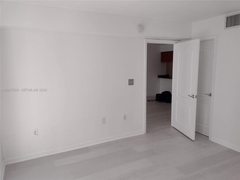 Building Photo - 1200 Brickell Bay Dr