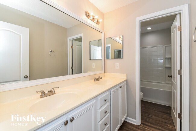 Building Photo - 207 Pine Arbor Cir