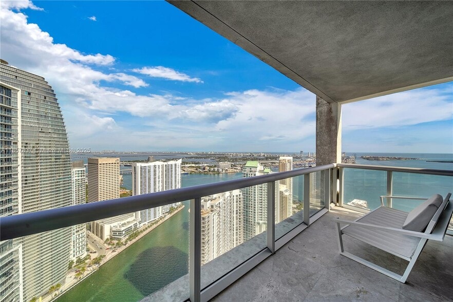 Building Photo - 495 Brickell Ave