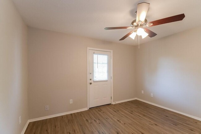 Building Photo - 701 Tanglewood Dr