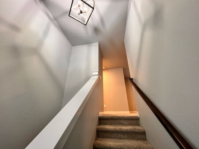 Building Photo - Beautiful Home Tucked In A Great Neighborhood