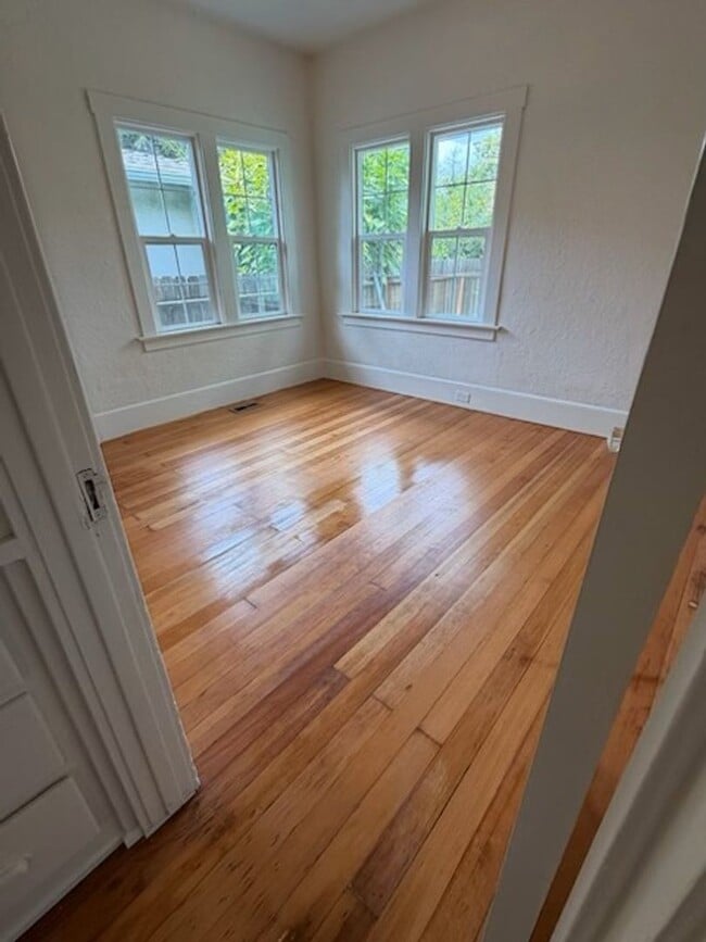Building Photo - Updated Home Near UCD Med Center Available Now!