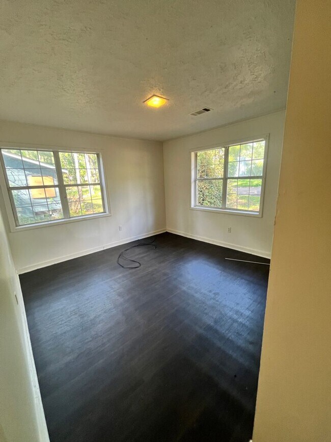 Building Photo - HUD Friendly 3 Bed 1 Bath Completely Remod...