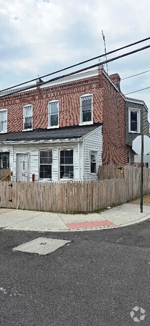 Building Photo - 200 E 24th St