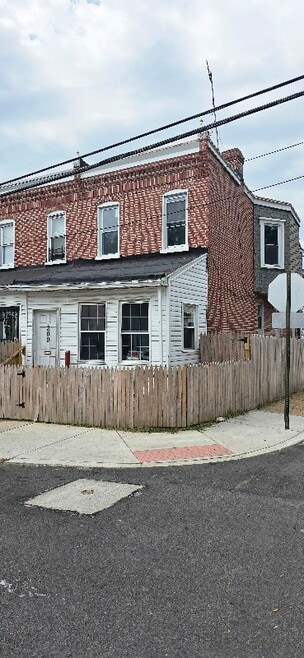 Building Photo - 200 E 24th St
