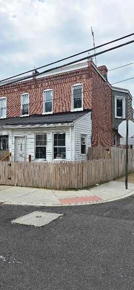 Primary Photo - 200 E 24th St