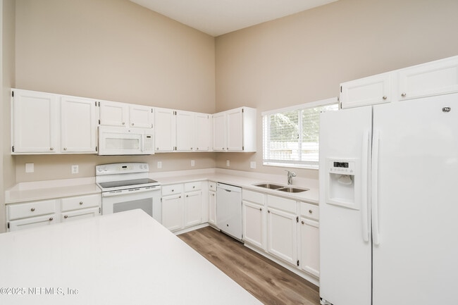 Building Photo - 8854 Rose Hill Dr N