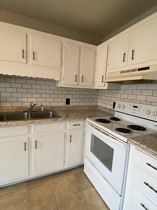 Building Photo - 2 Bedroom 1.5 Bath Townhome